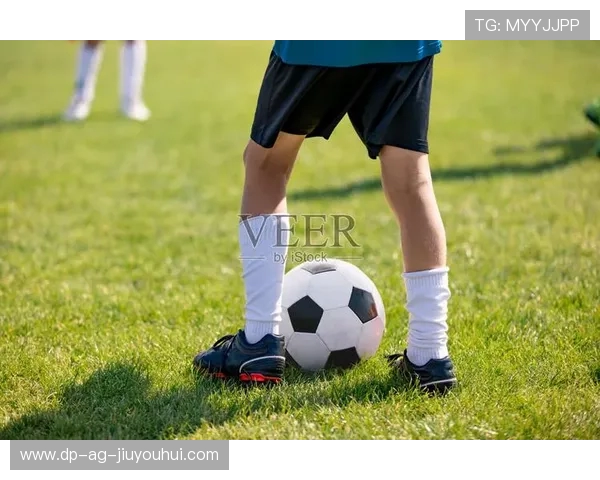 以上黑下白足球袜好不好看及搭配建议与穿搭技巧全面解析深度指南