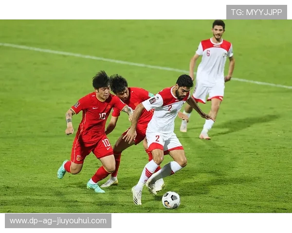 全面解析足球比赛中能否通过身体撞球的相关规则与安全限制要点概